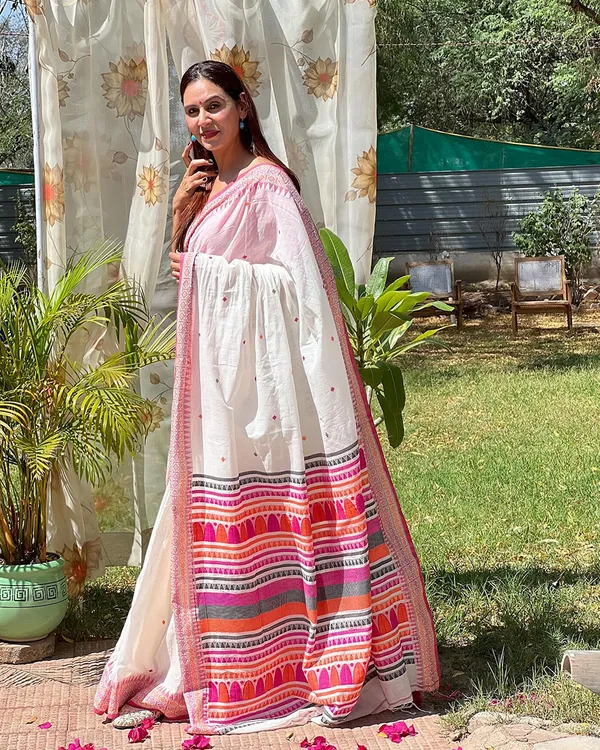 Swan_Pink_-_White_Linen_Drape_with_Pink_Border_and_Coordinated_Blouse