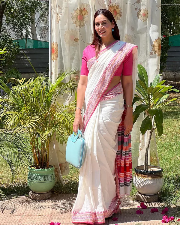 Swan_Pink_-_White_Linen_Drape_with_Pink_Border_and_Coordinated_Blouse