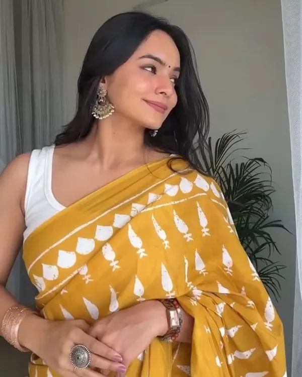 Haldi_Hues_-_Yellow_Saree_with_White_Contrast_Blouse_Piece