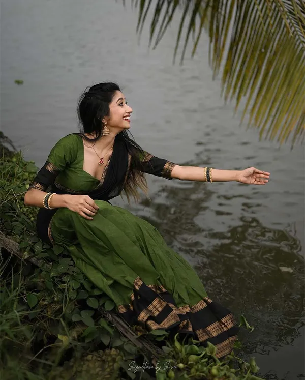 Green_And_Black_Kanchipuram_Zari_Weaving_Half_Saree_With_Blouse___Silk_Dupatta
