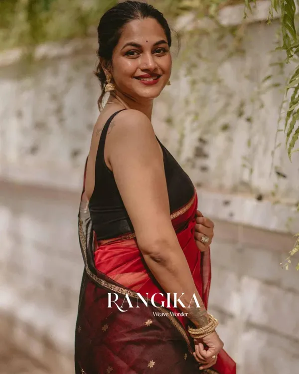 Red_And_Black_Premium_Cotton_Silk_Saree_With_Classy_Blouse_and_tassels