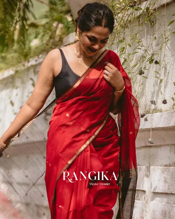 Red_And_Black_Premium_Cotton_Silk_Saree_With_Classy_Blouse_and_tassels