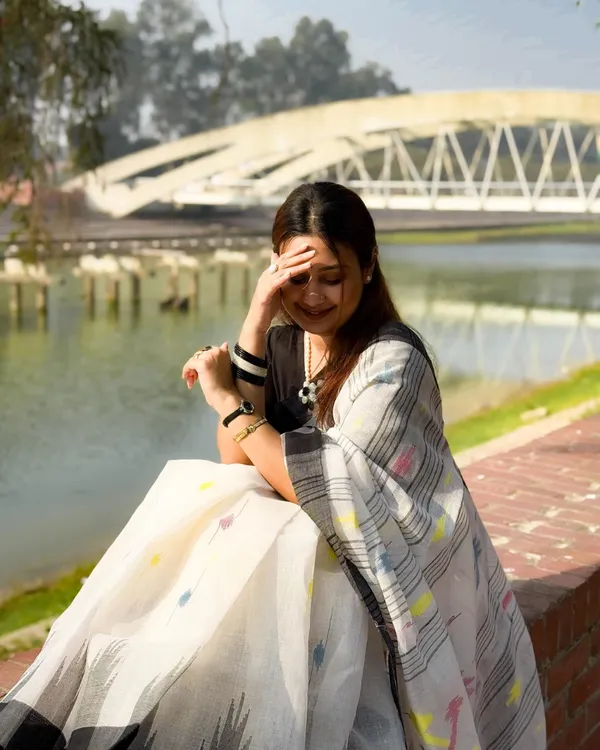 Shvet_Pushp_-_White_Linen_Saree_with_Black_Border_&_Yellow-Purple_Motifs_with_Blouse_Piece
