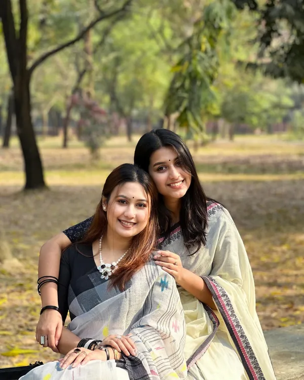 Shvet_Pushp_-_White_Linen_Saree_with_Black_Border_&_Yellow-Purple_Motifs_with_Blouse_Piece