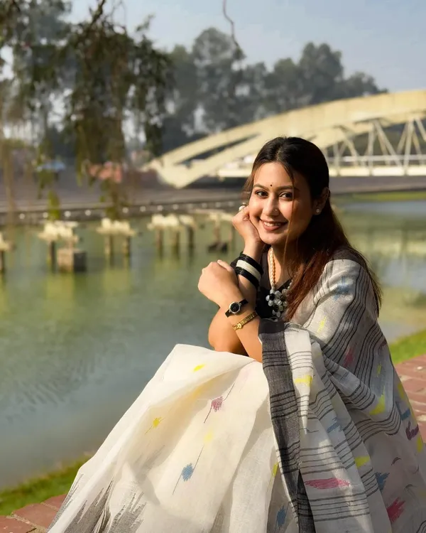 Shvet_Pushp_-_White_Linen_Saree_with_Black_Border_&_Yellow-Purple_Motifs_with_Blouse_Piece