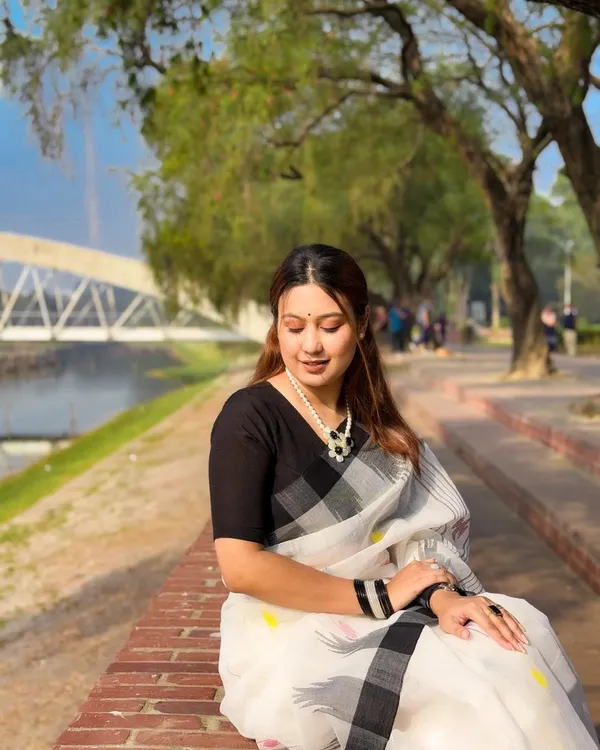 Shvet_Pushp_-_White_Linen_Saree_with_Black_Border_&_Yellow-Purple_Motifs_with_Blouse_Piece