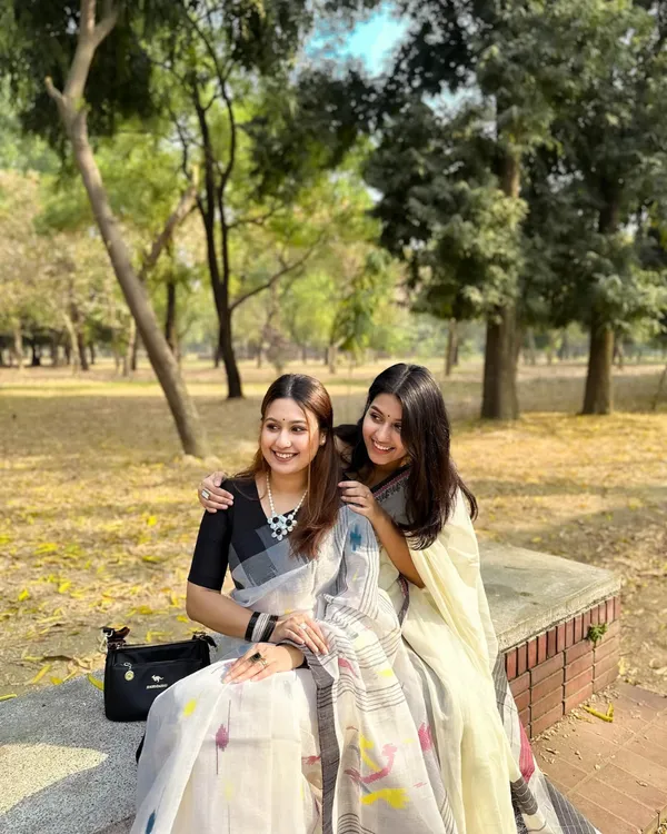 Shvet_Pushp_-_White_Linen_Saree_with_Black_Border_&_Yellow-Purple_Motifs_with_Blouse_Piece