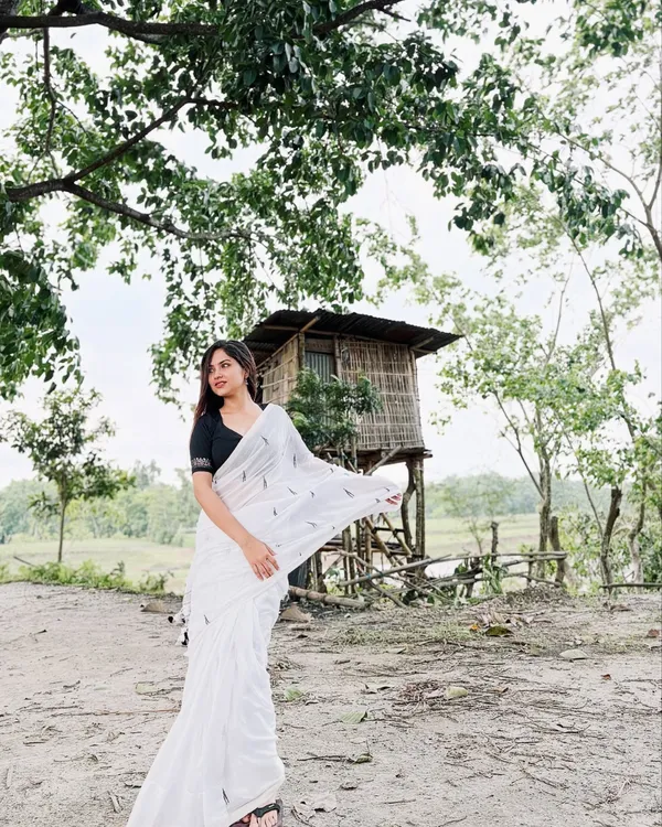 Sitara_Veen_-_Elegant_White_Saree_with_Tiny_Black_Motifs_&_Blouse_Piece