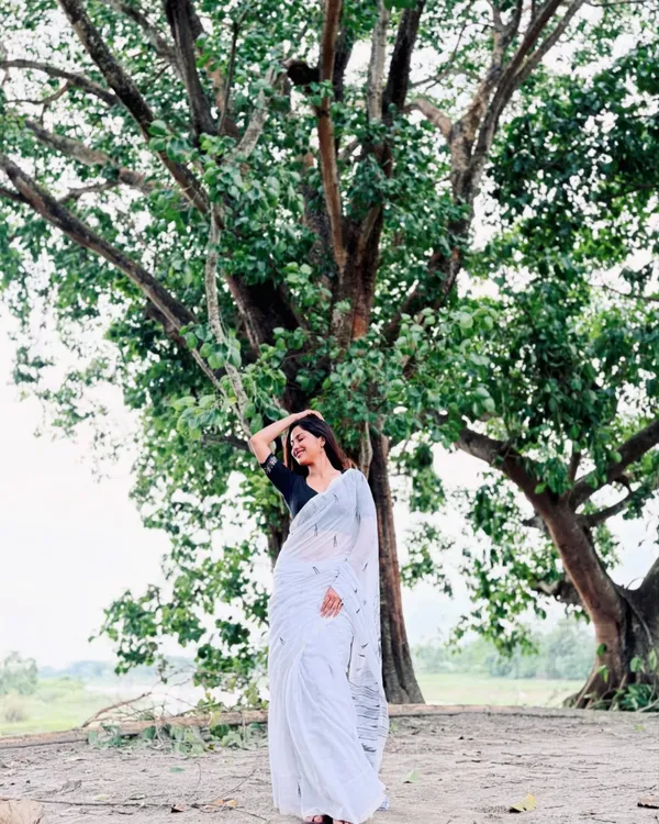 Sitara_Veen_-_Elegant_White_Saree_with_Tiny_Black_Motifs_&_Blouse_Piece