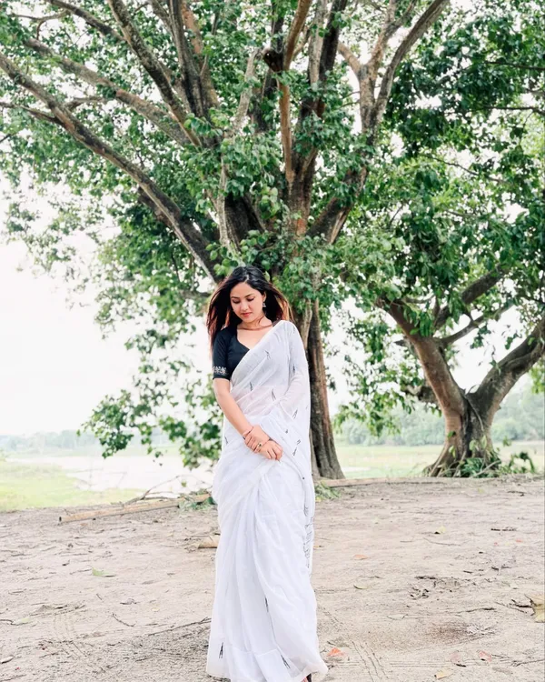 Sitara_Veen_-_Elegant_White_Saree_with_Tiny_Black_Motifs_&_Blouse_Piece