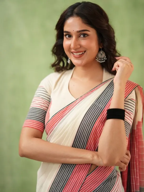 Ivory_Mulmul_Cotton_Saree_with_Pink_&_Black_Striped_Pallu_&_Matching_Ivory_Blouse_Piece