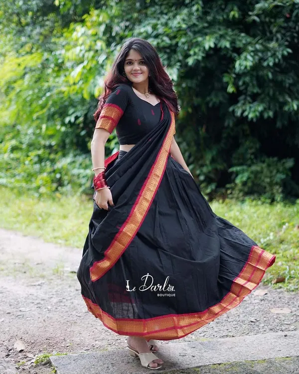 Black_And_Red_Kanchipuram_Zari_Weaving_Half_Saree_With_Blouse__Silk_Dupatta