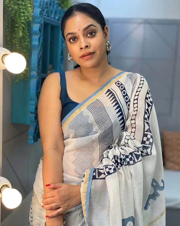 Safed_Saaya_-_White_Linen_Saree_with_Blue_Color_Blouse