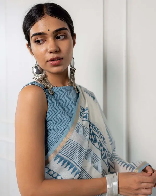 Safed_Saaya_-_White_Linen_Saree_with_Blue_Color_Blouse