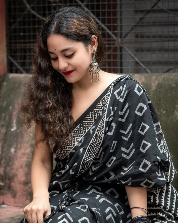 Black_Color_1_Minute_Ready_To_Wear_Mulmul_Cotton_Digital_Printed_Saree_With_Pocket