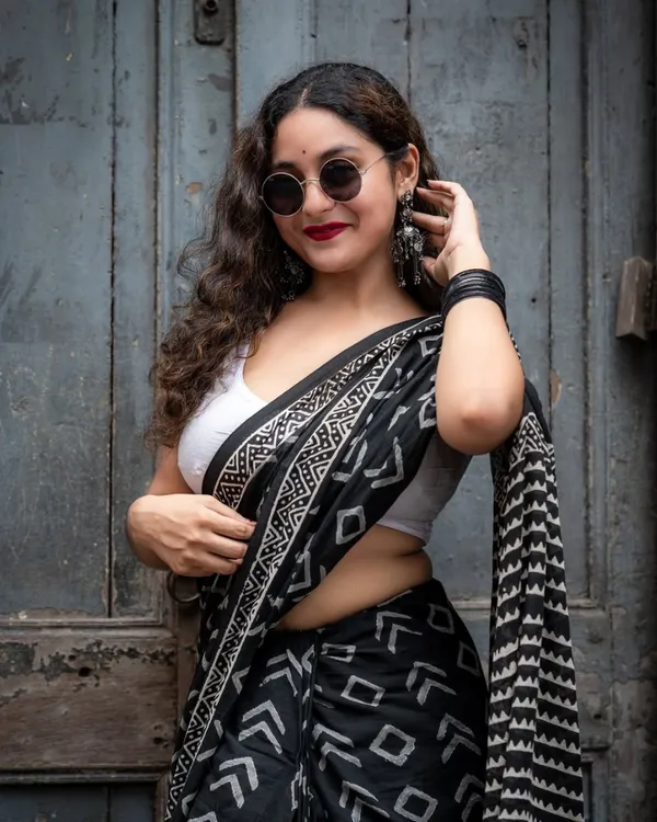 Black_Color_1_Minute_Ready_To_Wear_Mulmul_Cotton_Digital_Printed_Saree_With_Pocket