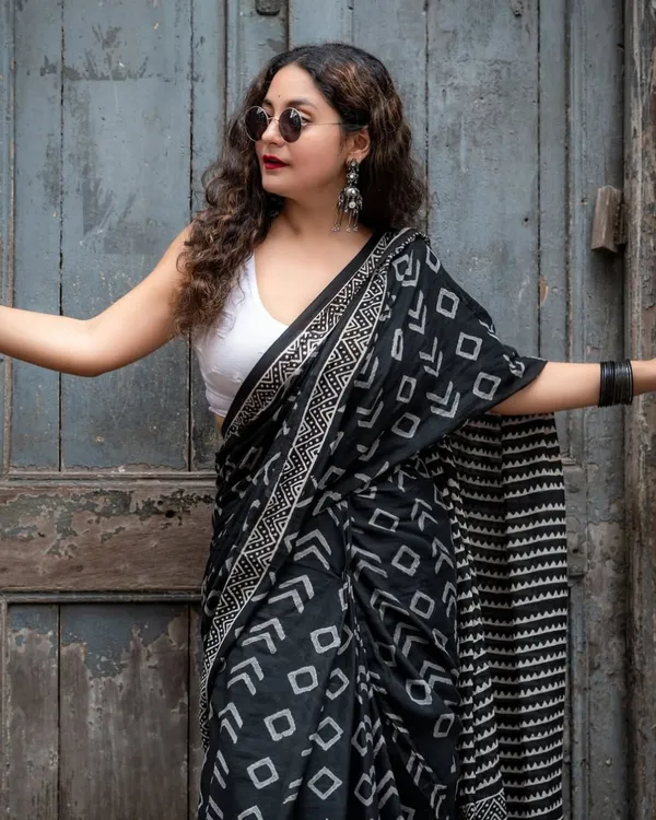 Black_Color_1_Minute_Ready_To_Wear_Mulmul_Cotton_Digital_Printed_Saree_With_Pocket