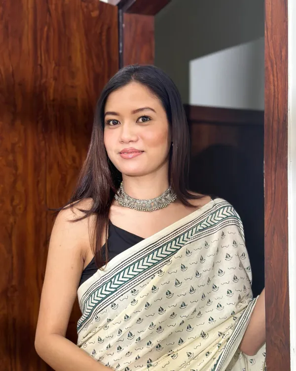 Cream_Color_1_-_Minute_Ready_to_Wear_Mulmul_Cotton_Saree_with_Blouse_Piece