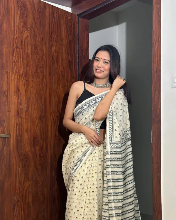 Cream_Color_1_-_Minute_Ready_to_Wear_Mulmul_Cotton_Saree_with_Blouse_Piece