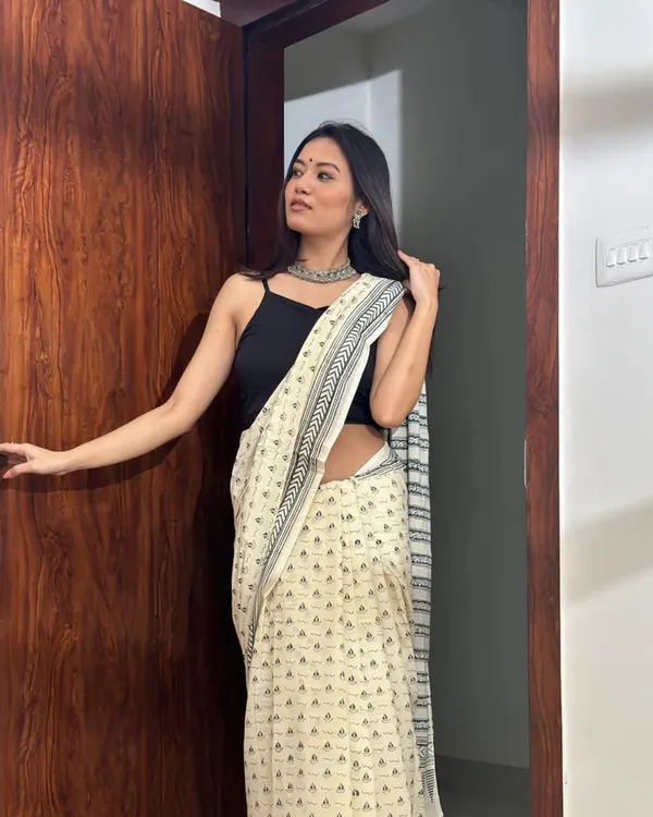 Cream_Color_1_-_Minute_Ready_to_Wear_Mulmul_Cotton_Saree_with_Blouse_Piece