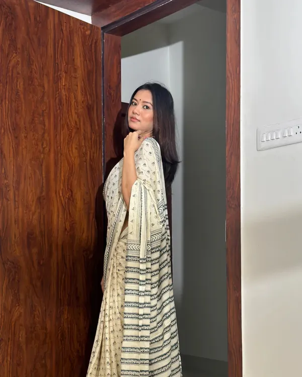 Cream_Color_1_-_Minute_Ready_to_Wear_Mulmul_Cotton_Saree_with_Blouse_Piece