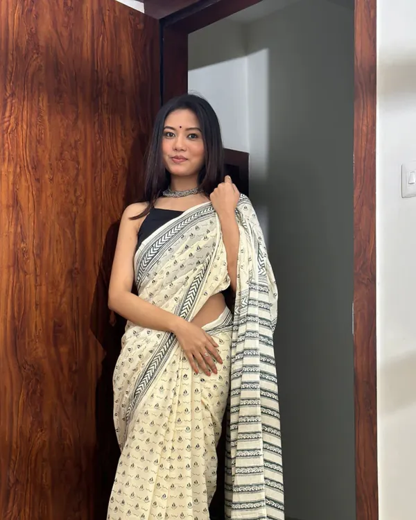 Cream_Color_1_-_Minute_Ready_to_Wear_Mulmul_Cotton_Saree_with_Blouse_Piece