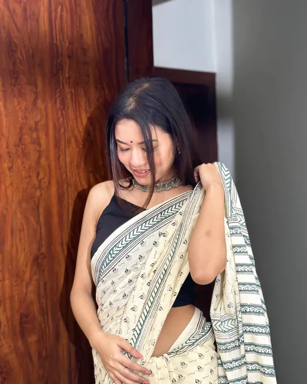 Cream_Color_1_-_Minute_Ready_to_Wear_Mulmul_Cotton_Saree_with_Blouse_Piece