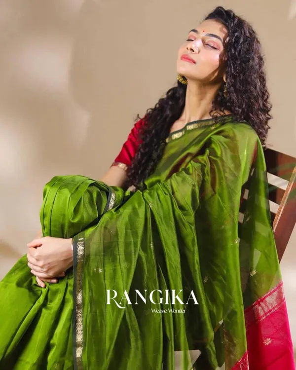 Green_And_Pink_Premium_Cotton_Silk_Saree_With_Classy_Blouse_and_tassels