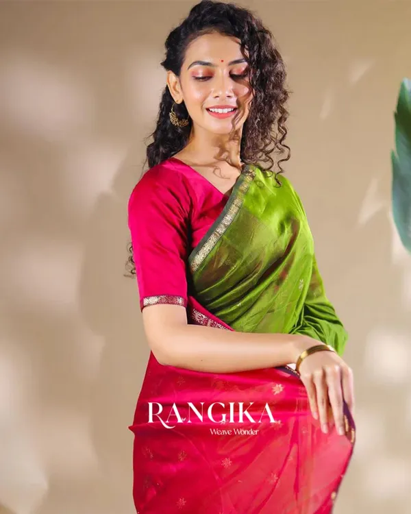 Green_And_Pink_Premium_Cotton_Silk_Saree_With_Classy_Blouse_and_tassels