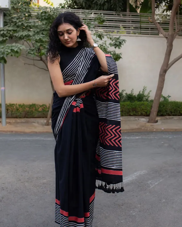 Black_Color_1_-_Minute_Ready_to_Wear_Mulmul_Cotton_Saree_with_Blouse_Piece