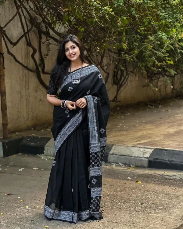 Tamas_Rekha_-_Elegant_Black_Saree_with_Striking_White_Border_&_Blouse_Piece