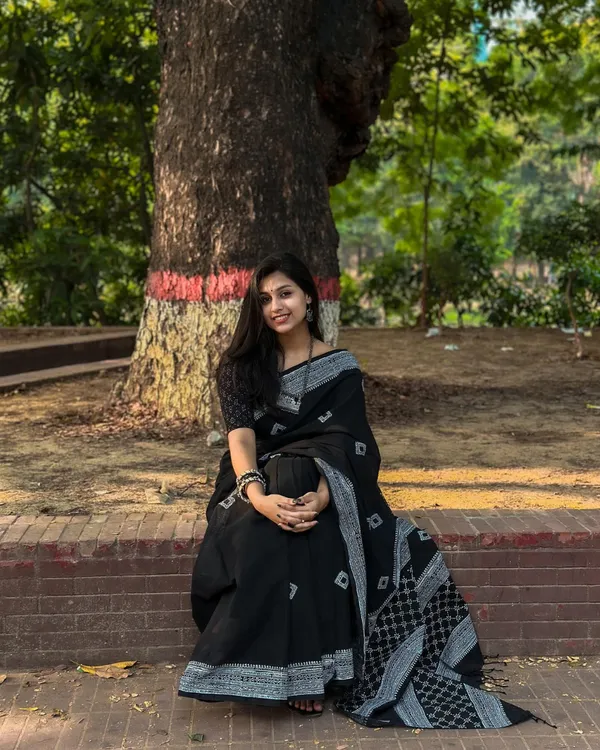Tamas_Rekha_-_Elegant_Black_Saree_with_Striking_White_Border_&_Blouse_Piece