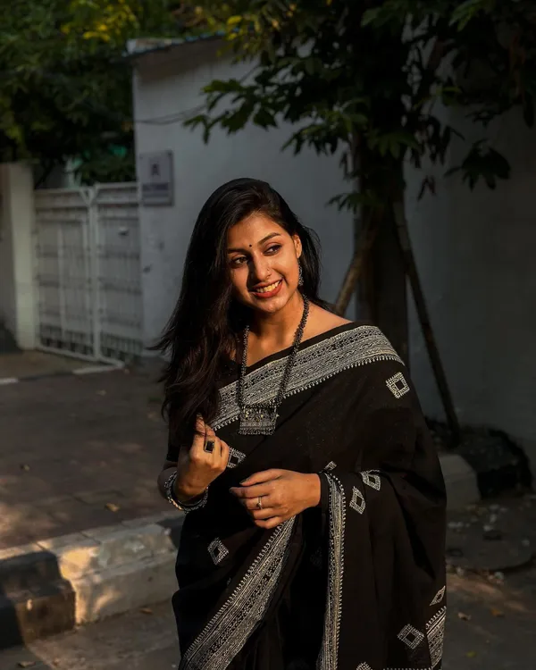 Tamas_Rekha_-_Elegant_Black_Saree_with_Striking_White_Border_&_Blouse_Piece