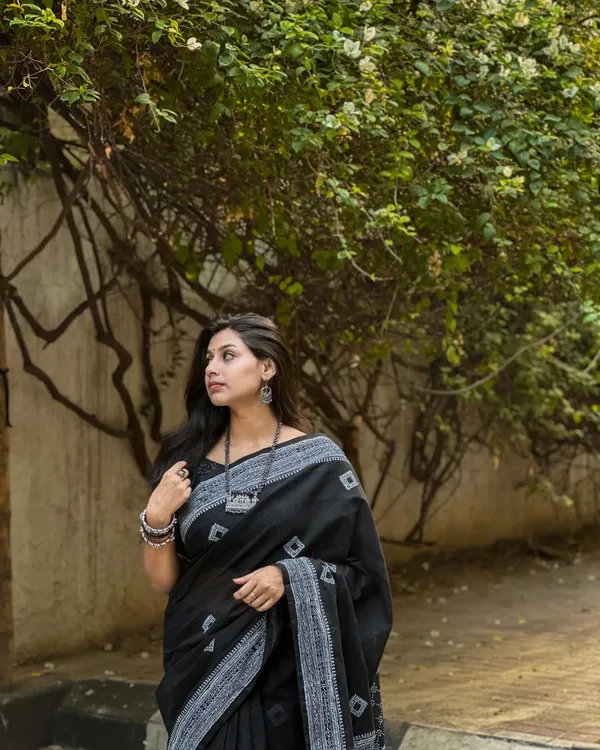 Tamas_Rekha_-_Elegant_Black_Saree_with_Striking_White_Border_&_Blouse_Piece