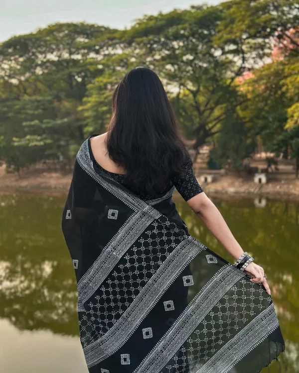 Tamas_Rekha_-_Elegant_Black_Saree_with_Striking_White_Border_&_Blouse_Piece