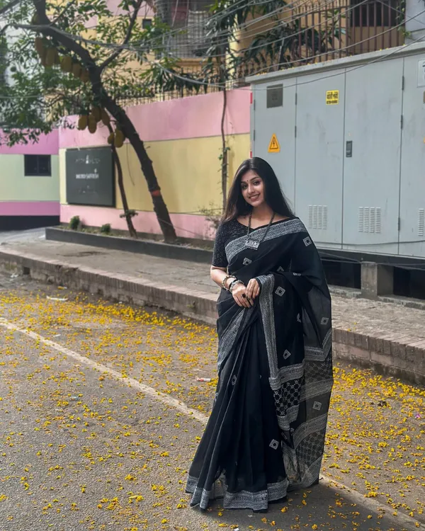 Tamas_Rekha_-_Elegant_Black_Saree_with_Striking_White_Border_&_Blouse_Piece