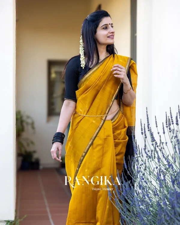 Mustard_Yellow_Premium_Cotton_Silk_Saree_With_Classy_Blouse_and_tassels