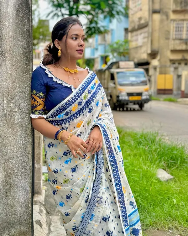 Pearl_Blue_-_White_Linen_Saree_with_Blue_Blouse_Piece