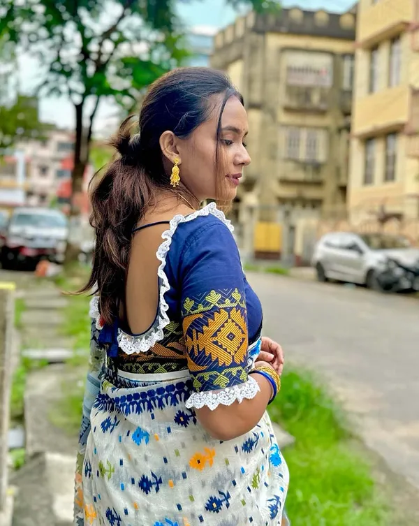Pearl_Blue_-_White_Linen_Saree_with_Blue_Blouse_Piece