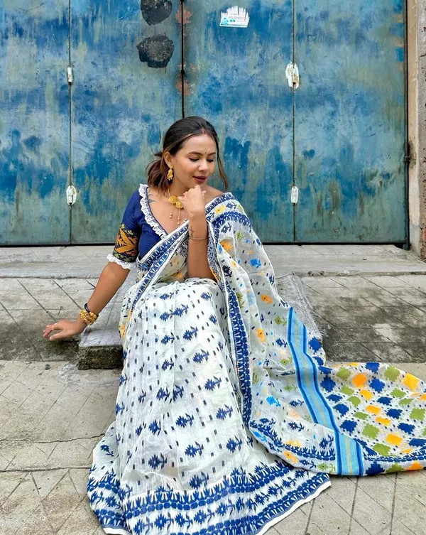 Pearl_Blue_-_White_Linen_Saree_with_Blue_Blouse_Piece