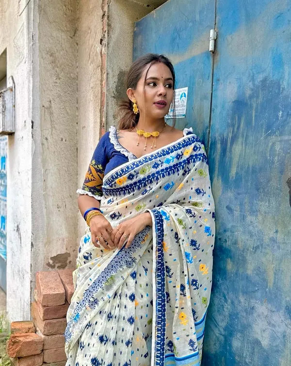 Pearl_Blue_-_White_Linen_Saree_with_Blue_Blouse_Piece