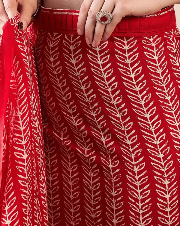 Red_Color_1_-_Minute_Ready_to_Wear_Mulmul_Cotton_Saree_with_Blouse_Piece