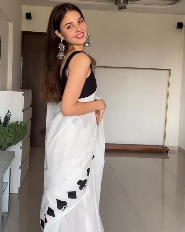 Moonlit_Edge_-_White_Color_Linen_Saree_with_Black_Color_Blouse