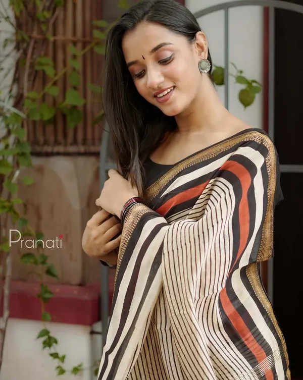 Chand_Raat_-_Cream_Linen_Saree_with_Bold_Black_Blouse_Piece