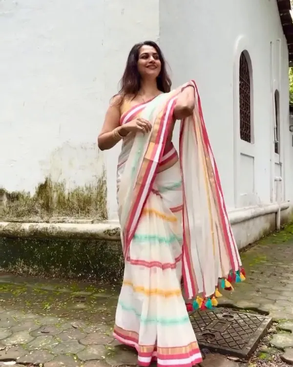 Pratham_Jyot_-_Pure_White_Linen_Saree_with_Vibrant_Multicolor_Stripe_Border_&_Blouse_Piece