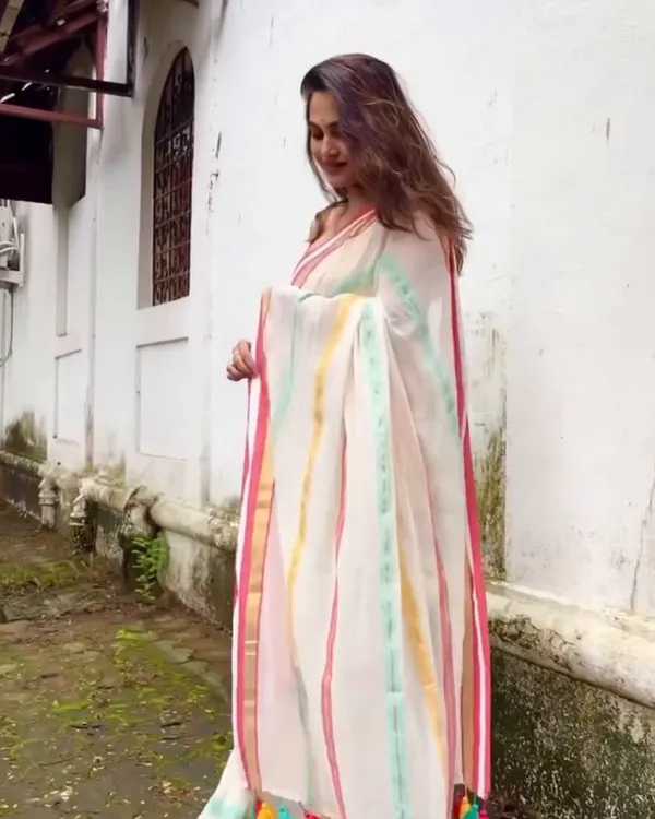Pratham_Jyot_-_Pure_White_Linen_Saree_with_Vibrant_Multicolor_Stripe_Border_&_Blouse_Piece