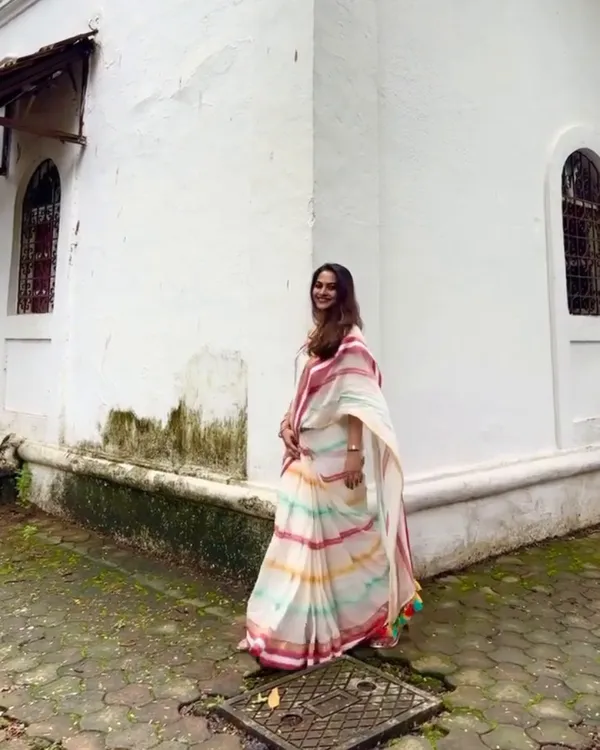 Pratham_Jyot_-_Pure_White_Linen_Saree_with_Vibrant_Multicolor_Stripe_Border_&_Blouse_Piece