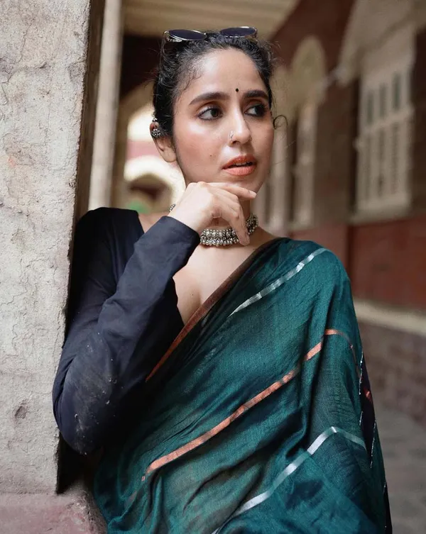 Neem_Noir_-_Green_Color_Linen_Saree_with_Black_Blouse_Piece