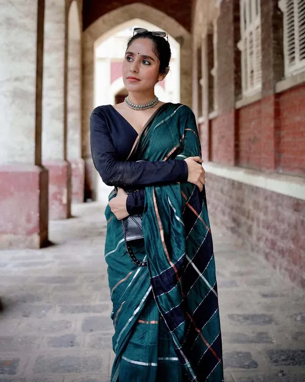 Neem_Noir_-_Green_Color_Linen_Saree_with_Black_Blouse_Piece