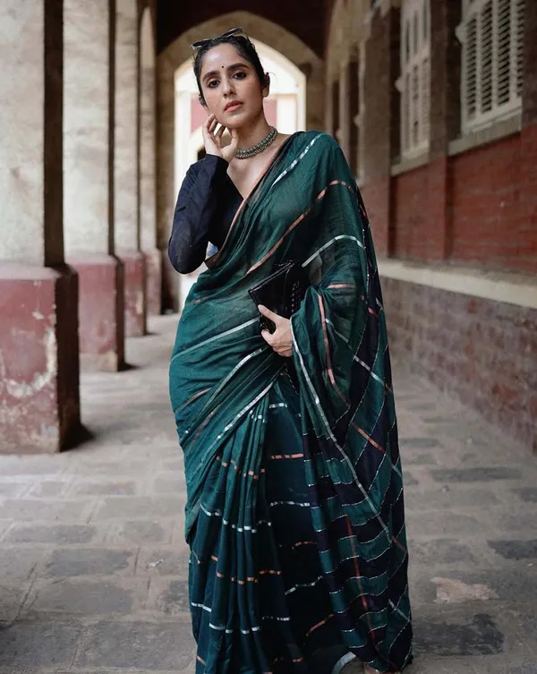Neem_Noir_-_Green_Color_Linen_Saree_with_Black_Blouse_Piece